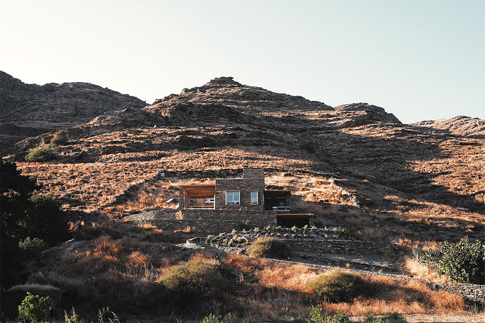 Rocksplit house, Cyclades • Les Bons Détails