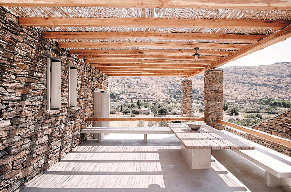 Rocksplit house, Cyclades • Les Bons Détails