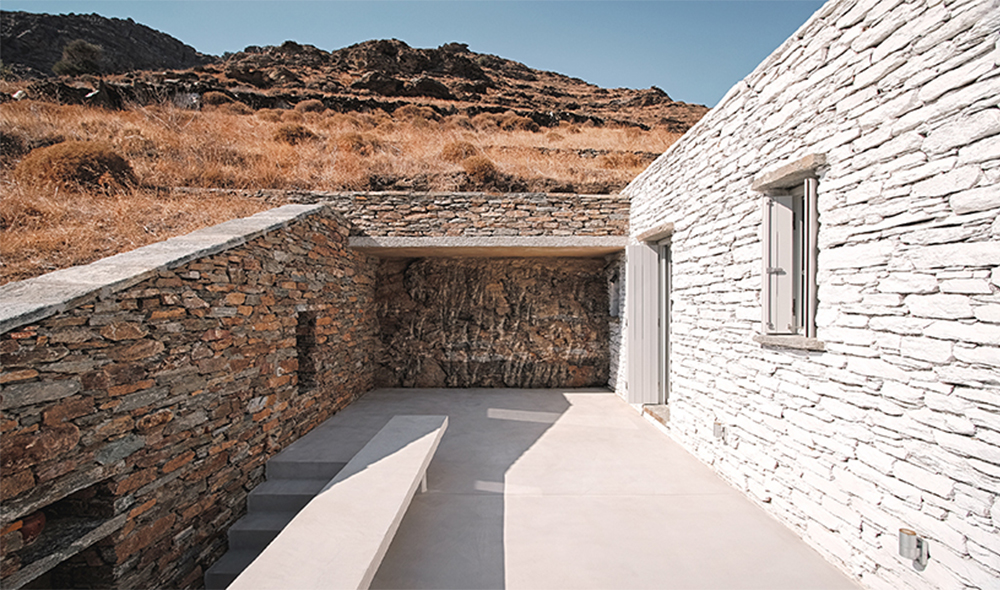 Rocksplit house, Cyclades • Les Bons Détails